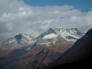 Alpenlandschaften der Savoie - Berge mit Gipfel mit Schnee und Wolken im Himmel