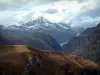 Alpenlandschaften der Savoie - Alm (hohe Weiden) und Berge des Nationalparks Vanoise (Hochalpenstrasse: Route des Grandes), Alpes), bewölkter Himmel