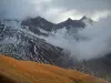 Alpenlandschappen van de Savoie - Alpine en de bergen sneeuw (sneeuw) met wolken (Route des Grandes Alpes)