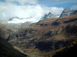 Alpenlandschappen van de Savoie - Besneeuwde bergen (sneeuw) en wolken in de lucht