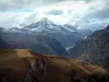 Alpenlandschappen van de Savoie - Weilanden (bergweiden) en bergen van de Vanoise National Park (Route des Grandes Alpes), bewolkte hemel