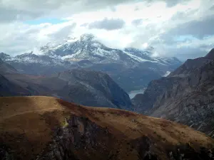 Alpenlandschappen van de Savoie - Weilanden (bergweiden) en bergen van de Vanoise National Park (Route des Grandes Alpes), bewolkte hemel