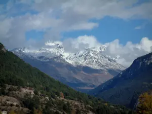 Alpenlandschappen van de Savoie - Bossen, bergen met sneeuw en wolken in de lucht