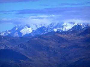 Alpenlandschappen van de Savoie - Col de la Madeleine, een uitzicht op besneeuwde bergen en de wolken in de lucht