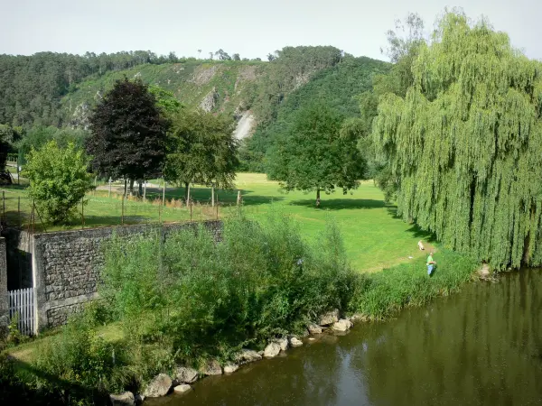 Alpi Mancelles - Del fiume Sarthe, la banca piantumato con alberi e verde collina di Saint-Leonard-des-Bois, nel Parco Naturale Regionale Normandia-Maine