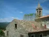 Alta Rocca - Haus aus Granit und Kirchturm der Kirche des Dorfes Zonza