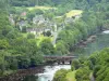 Alta valle della Dordogne - Ponte sul villaggio Dordogna della Aynes riva del fiume