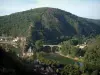 Ambialet - Du prieuré, vue sur le méandre du Tarn (rivière), le village et la colline couverte d'arbres, dans la vallée du Tarn