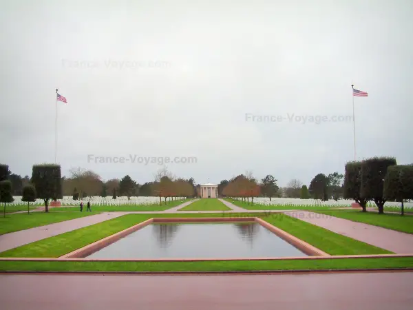 Amerikaanse begraafplaats van Colleville-sur-Mer - Water zwembad, kapel en de graven van de Amerikaanse Militaire Begraafplaats