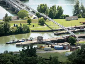 Amfreville locks - Amfreville-sous-les-Monts locks, gateway and Poses dam; in the Seine valley