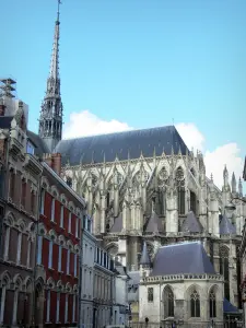 Amiens - Turmspitze und Chorhaupt der Kathedrale Notre-Dame (Stil Gotik) und Gebäude der Stadt
