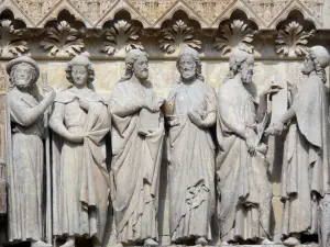 Amiens - Gotische Kathedrale Notre-Dame: Skulpturen des Tympanon des Südportals