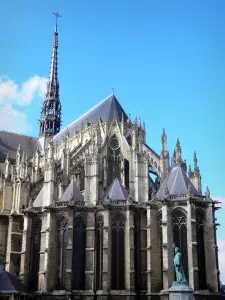 Amiens - Flecha cabeza y la Catedral de Notre Dame (gótica) y la estatua de Pedro el Ermitaño