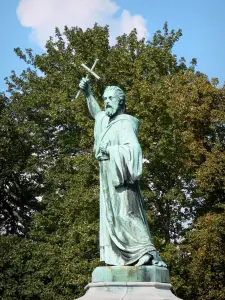 Amiens - Estatua de Pedro el Ermitaño, situado en la Place Saint-Michel