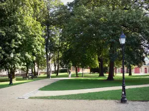 Amiens - Jardin de l'Évêché : arbres, lampadaire, pelouses et allées