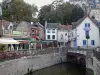 Amiens - Quartier Saint-Leu : maisons, terrasses de cafés au bord de l'eau, petit pont enjambant le canal et cathédrale en arrière-plan
