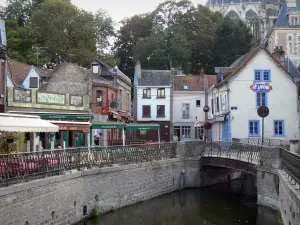 Amiens - Viertel Saint-Leu: Häuser, Strassencafés am Rande des Wassers, kleine Brücke überspannt den Kanal und Kathedrale im Hintergrund