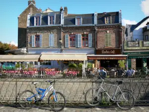 Amiens - Saint-Leu: bicicletas apoyado en una barandilla, casas pequeñas y cafés al aire libre y restaurantes a lo largo del canal