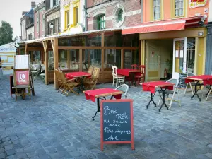 Amiens - Viertel Saint-Leu: Terrassen von Restaurants und Häuserfassaden