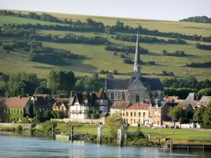 Les Andelys - Pfarrkirche Saint-Sauveur im gotischen Stil und Häuser des Petit-Andely, Fluss Seine und Wiesen