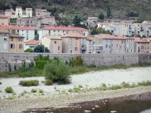 Anduze - Maisons de la ville et rivière Gardon ; dans les Cévennes