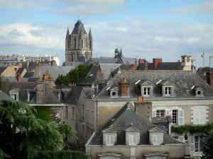 Angers - Visita de Saint-Aubin, edificios de la ciudad, las nubes en el cielo