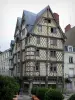 Angers - Haus Adam (Altes Fachwerkhaus) und Sträucher in Blumentöpfen des
Platzes Sainte-Croix