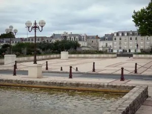 Angers - Piscina de agua, farolas, casas y edificios en la ciudad