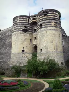 Angers - Recorridos por el castillo (casas de fortaleza medieval del museo de tapices) y jardín (flores)