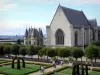 Angers - Château (forteresse médiévale abritant le musée des Tapisseries) : chapelle, logis royal et jardin (arbres, pelouses, arbustes taillés)