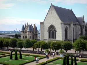 Angers - Castillo (casas de fortaleza medieval del Museo de Tapices): Capilla Real de casa y el jardín (árboles, césped, arbustos recortados)