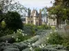 Angers - Château : jardin avec vue sur le logis royal et la chapelle