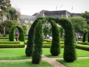 Angers - Castillo de jardín (césped, arbustos podados)