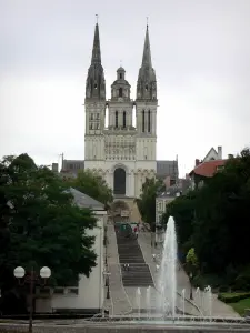 Angers - Kathedrale Saint-Maurice, Springbrunnen, Steigung Saint-Maurice und
Häuser der Altstadt