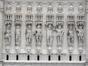 Angers - Fassade der Kathedrale Saint-Maurice: Bildhauerkunst (Statuen)