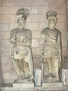 Angers - El ex obispado (antiguo Episcopal): estatuas