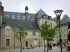 Angers - Logis Barrault (palazzo), che ospita il Museo delle Belle Arti, lampioni, panchine e alberi