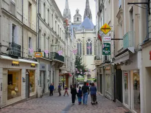 Angers - Gebäude und Boutiquen der Strasse Saint-Aubin mit Blick auf das Chorhaupt der Kathedrale Saint-Maurice