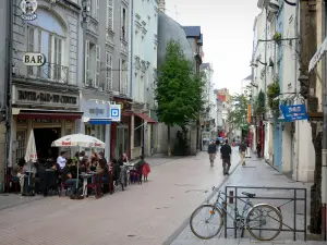 Angers - Casas, tiendas y café en la acera de la calle Saint-Laud