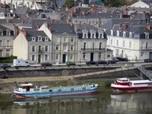 Angers - Fluss Maine mit Lastkähnen (Schiffe), Kai, Häuser und Gebäude der Stadt