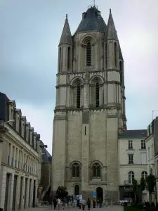 Angers - Tour de Saint-Aubin y los edificios del casco antiguo