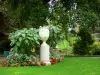 Angers - Pflanzengarten (Vase, Pflanzen, Blumen, Rasen, Sträucher, Baum)