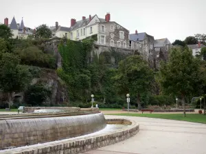 Angers - Hoch liegende Häuser überragend den Brunnen der Esplanade Port Ligny