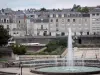 Angers - Splash di acqua dalla spianata di Port Ligny, chiatta (nave) ancorata, case e palazzi della città