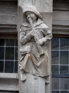 Angers - Figura tallada en madera de la casa de Adán