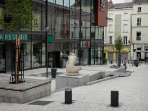 Angers - Skulptur, Boutiquen, Gebäude, Strassenleuchten, Bäume