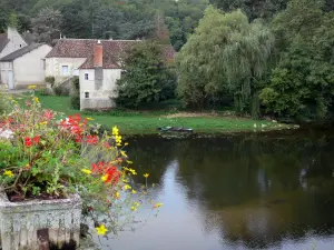 Angles-sur-l'Anglin - Blumen vorne, Fluss Anglin, Boote, Bäume am Flussufer und Häuser des Dorfes