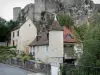 Angles-sur-l'Anglin - Le rovine del castello (fortezza medievale) su un affioramento roccioso, le case del villaggio e gli alberi