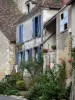 Angles-sur-l'Anglin - Casas de pueblo, adornadas con flores y rosas (rosa)