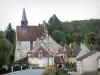 Angles-sur-l'Anglin - Kapelle Sainte-Croix, Bäume, Strassenlaterne und Dorfhäuser